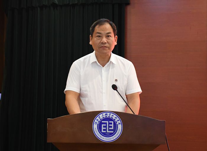 党委副书记、工会主席张劲松宣读表彰决定_副本.jpg