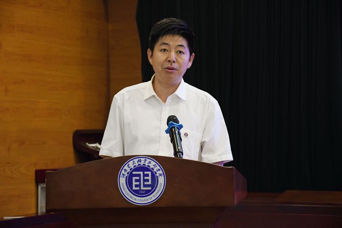 覃校长副本.jpg 覃校长副本.jpg